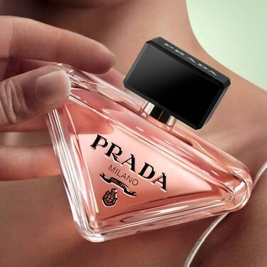 prada-paradoxe-closeup-bottle-in-hand-4-1×1-rgb_dmi_image_na_no-cta-1-2.jpg